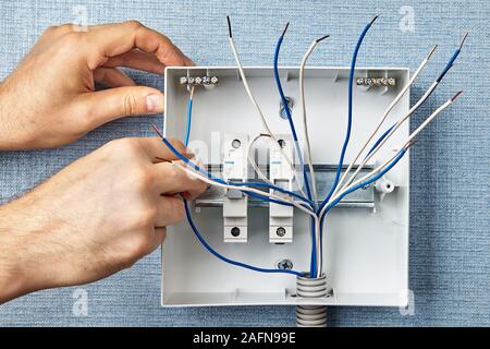Installazione di un armadio elettrico con fusibili automatici o interruttore di circuito. Installazione di unità consumer o scatola fusibili in casa. Collegando il filo del neutro fo Foto Stock