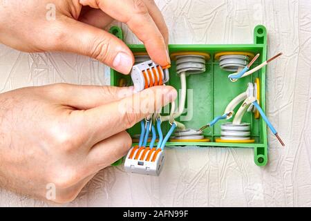 Blocco terminale di bloccaggio giuntati fili elettrici utilizzando una leva  ed una molla. Cavo di collegamento all'interno della scatola di giunzione  utilizzando un connettore. Electrici Foto stock - Alamy