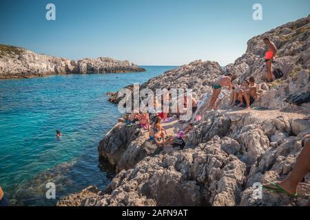 Zante Grecia, Agosto 2019 - Porto Limnionas beach sull'isola di Zante, Grecia. L'acqua chiara con rocce. Nizza per lo snorkeling e rilassante. Proprio come Foto Stock