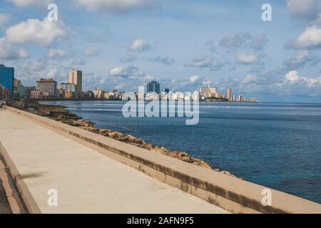 L'Avana, Cuba - Ottobre 18, 2019: il famoso Malecon boulevard a La Habana Vieja, Cuba Foto Stock