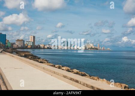 L'Avana, Cuba - Ottobre 18, 2019: il famoso Malecon boulevard a La Habana Vieja, Cuba Foto Stock