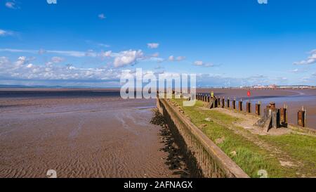 La Bassa marea a Portishead Pier con il canale di Bristol in background, visto in Portishead, North Somerset, Inghilterra, Regno Unito Foto Stock