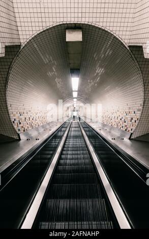 Foto ad alto angolo della scala mobile nella stazione ferroviaria di New York City, Stati Uniti Foto Stock