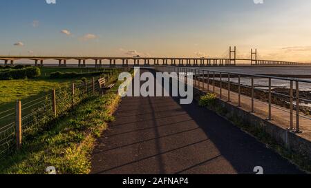 Ora d'oro presso il Principe di Galles e il ponte sul fiume Severn, visto da Redwick, South Gloucestershire, England, Regno Unito Foto Stock