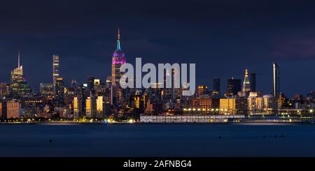 Midtown Manhattan grattacieli che riflette il tramonto. Vista dal davanti al Fiume Hudson include West Village riverfront, New York City, NY, STATI UNITI D'AMERICA Foto Stock