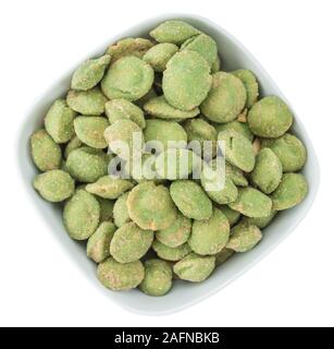 Porzione di Wasabi arachidi (come close-up shot) isolato su sfondo bianco Foto Stock