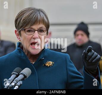 Topeka Kansas, Stati Uniti d'America, 14 gennaio 2019 governatore democratico Laura Kelly offre il suo discorso inaugurale dalla parte anteriore delle fasi del Kansas State Capitol Building Foto Stock