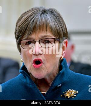 Topeka Kansas, Stati Uniti d'America, 14 gennaio 2019 governatore democratico Laura Kelly offre il suo discorso inaugurale dalla parte anteriore delle fasi del Kansas State Capitol Building Foto Stock