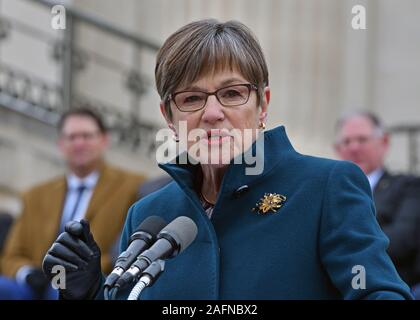 Topeka Kansas, Stati Uniti d'America, 14 gennaio 2019 governatore democratico Laura Kelly offre il suo discorso inaugurale dalla parte anteriore delle fasi del Kansas State Capitol Building Foto Stock