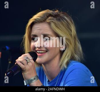 Bagno, England, Regno Unito - Giu 22, 2019: Paese-duo pop Ward Thomas, sorelle Catherine e Lizzie Ward Thomas, in termini di prestazioni al Pub in Foto Stock