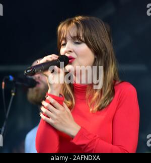 Bagno, England, Regno Unito - Giu 22, 2019: Paese-duo pop Ward Thomas, sorelle Catherine e Lizzie Ward Thomas, in termini di prestazioni al Pub in Foto Stock