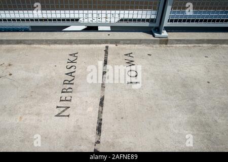 Bob Kerrey ponte pedonale traversata dal Nebraska a Iowa. Mostra la separazione di confine tra i due stati. È la prima dedicata pedestri Foto Stock