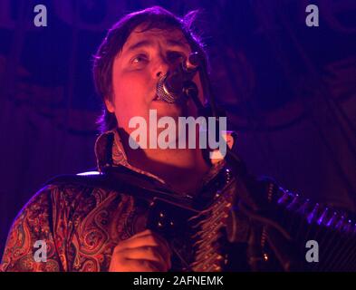 BRISTOL, Inghilterra, Regno Unito - Nov 17, 2012: Il gruppo folk Bellowhead nelle prestazioni al Colston Hall, Bristol, Inghilterra. Il 17 novembre 2012. Bellowh Foto Stock
