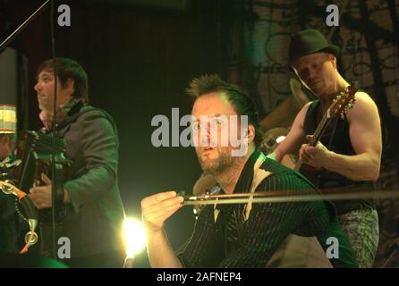 BRISTOL, Inghilterra, Regno Unito - Nov 17, 2012: Il gruppo folk Bellowhead nelle prestazioni al Colston Hall, Bristol, Inghilterra. Il 17 novembre 2012. Bellowh Foto Stock