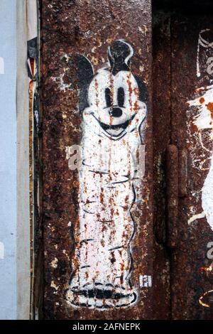 Stencil graffiti arte. Micky Mouse preservativo sagomato. Berlino, Germania. Foto Stock