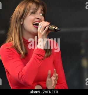 Bagno, England, Regno Unito - Giu 22, 2019: Paese-duo pop Ward Thomas, sorelle Catherine e Lizzie Ward Thomas, in termini di prestazioni al Pub in Foto Stock