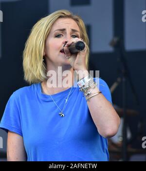 Bagno, England, Regno Unito - Giu 22, 2019: Paese-duo pop Ward Thomas, sorelle Catherine e Lizzie Ward Thomas, in termini di prestazioni al Pub in Foto Stock