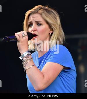 Bagno, England, Regno Unito - Giu 22, 2019: Paese-duo pop Ward Thomas, sorelle Catherine e Lizzie Ward Thomas, in termini di prestazioni al Pub in Foto Stock