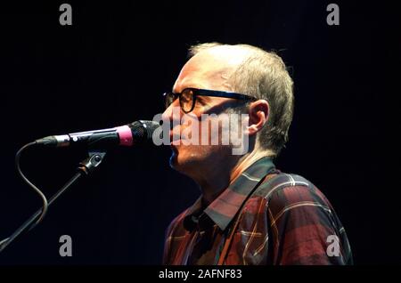 Bagno, England, Regno Unito - 20 Nov 2013: Adrian Edmondson e i cattivi Pastori nelle prestazioni al Komedia, bagno, Inghilterra. Il 20 novembre 2013. Foto Stock