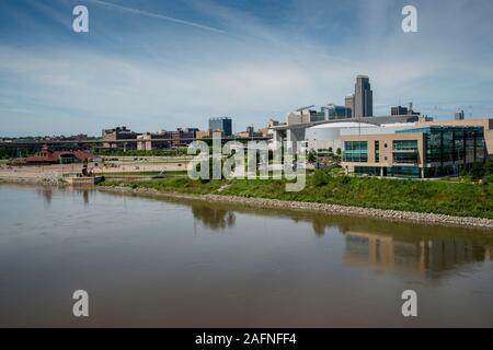 Omaha, Nebraska. Skyline di Omaha sul fiume Missouri. Foto Stock