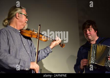 FROME, SOMERSET, Regno Unito - Dic 12, 2019: Peter Knight e John Spiers in prestazioni a Rook Lane Cappella, Frome, Somerset, Inghilterra. 12 Dicembre Foto Stock