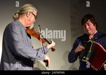 FROME, SOMERSET, Regno Unito - Dic 12, 2019: Peter Knight e John Spiers in prestazioni a Rook Lane Cappella, Frome, Somerset, Inghilterra. 12 Dicembre Foto Stock