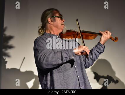 FROME, SOMERSET, Regno Unito - Dic 12, 2019: Peter Knight e John Spiers in prestazioni a Rook Lane Cappella, Frome, Somerset, Inghilterra. 12 Dicembre Foto Stock