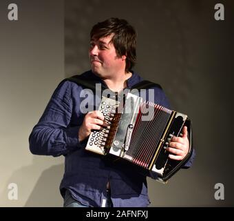 FROME, SOMERSET, Regno Unito - Dic 12, 2019: Peter Knight e John Spiers in prestazioni a Rook Lane Cappella, Frome, Somerset, Inghilterra. 12 Dicembre Foto Stock