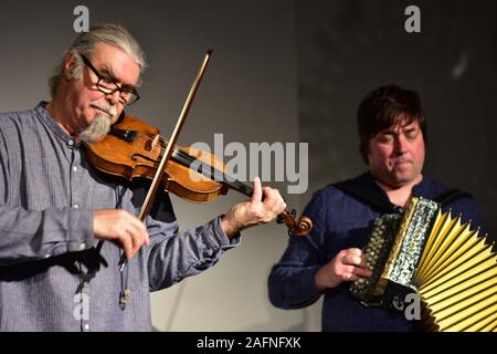 FROME, SOMERSET, Regno Unito - Dic 12, 2019: Peter Knight e John Spiers in prestazioni a Rook Lane Cappella, Frome, Somerset, Inghilterra. 12 Dicembre Foto Stock