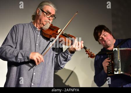 FROME, SOMERSET, Regno Unito - Dic 12, 2019: Peter Knight e John Spiers in prestazioni a Rook Lane Cappella, Frome, Somerset, Inghilterra. 12 Dicembre Foto Stock