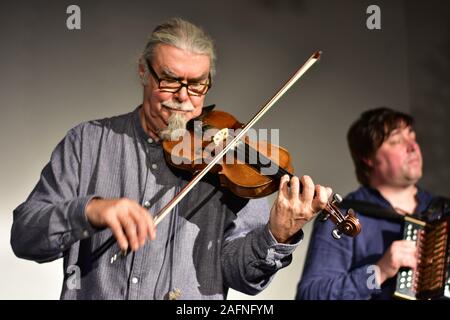 FROME, SOMERSET, Regno Unito - Dic 12, 2019: Peter Knight e John Spiers in prestazioni a Rook Lane Cappella, Frome, Somerset, Inghilterra. 12 Dicembre Foto Stock