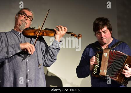 FROME, SOMERSET, Regno Unito - Dic 12, 2019: Peter Knight e John Spiers in prestazioni a Rook Lane Cappella, Frome, Somerset, Inghilterra. 12 Dicembre Foto Stock