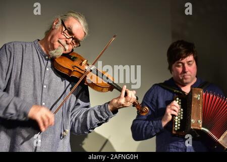 FROME, SOMERSET, Regno Unito - Dic 12, 2019: Peter Knight e John Spiers in prestazioni a Rook Lane Cappella, Frome, Somerset, Inghilterra. 12 Dicembre Foto Stock