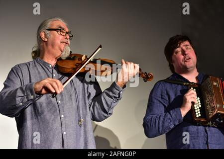 FROME, SOMERSET, Regno Unito - Dic 12, 2019: Peter Knight e John Spiers in prestazioni a Rook Lane Cappella, Frome, Somerset, Inghilterra. 12 Dicembre Foto Stock