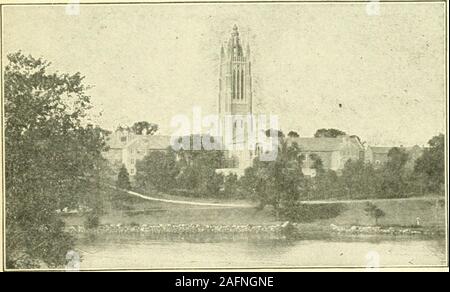 . Rand McNally Boston guida alla città e dintorni, con mappe e illustrazioni ... eMunroe Taverna, uno squallido casa quadrato ombreggiato da alberi di grandi dimensioni.it w^come costruito nel 1695. Earl Percy ha il suo quartier generale,e ad esso sono stati portati i feriti soldati britannici dopo thefight sul verde. Un care-introduttore è stato ucciso e il houseset sul fuoco da uscire gli ospiti, ma per fortuna il oldbuilding sfuggiti alla distruzione. A Lexington comuni il primo scopo di attirare i eyeis la statua in bronzo del minuto-l'uomo. Altri objectsof interesse su e attorno al comune sono contrassegnati con cautela.Su Hancock San sta Foto Stock