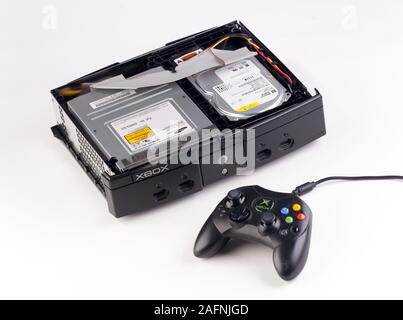 All'interno della console di gioco Xbox che mostra il disco rigido e l'unità DVD Foto Stock