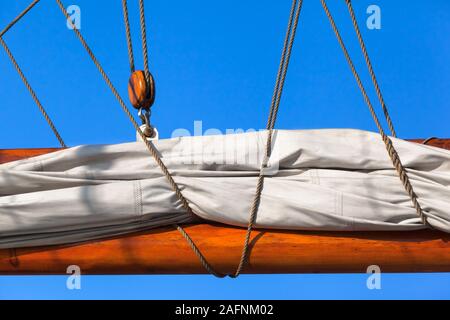 Dettaglio di tirata in tela a vela sailship in legno con corde e armamento (copia spazio) Foto Stock