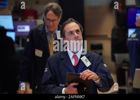 New York, NY, STATI UNITI D'AMERICA. Xvi Dec, 2019. Gli operatori lavorano sul pavimento in corrispondenza della campana di chiusura della Dow Industrial Average presso il New York Stock Exchange su dicembre 16, 2019 a New York. Credito: Bryan Smith/ZUMA filo/Alamy Live News Foto Stock