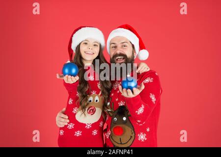 Miglior weekend di sempre. Figlia di papà e trascorrere il Natale insieme. amore familiare tempo. vacanze inverno. Il nostro piccolo miracolo di natale. padre e figlio decorare albero di natale. xmas decor shop. famiglia shopping. Foto Stock