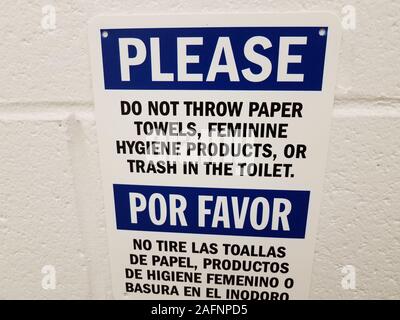 Siete pregati di non gettare carta asciugamani nel bagno sign in inglese e in spagnolo sul bagno o della parete del gabinetto Foto Stock