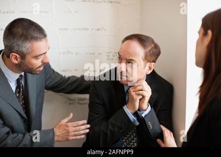 Due persone di affari il comfort di un altro. Foto Stock