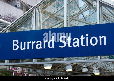 Vancouver, Canada - 29 Novembre 2019: Vista ravvicinata del segno "Burrard Stazione" nel centro cittadino di Vancouver. Foto Stock