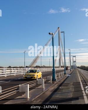 Auto sul ponte Severn fiume crossing con fotocamera traffico, Chepstow, Regno Unito Foto Stock