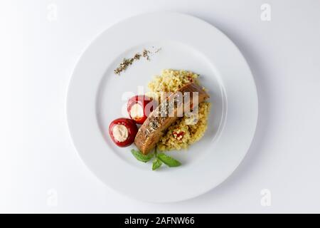 Vegano arrosto con insalata di quinoa e farcite peperone rosso Foto Stock