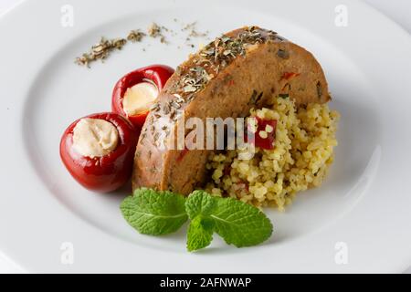 Vegano arrosto con insalata di quinoa e farcite peperone rosso Foto Stock