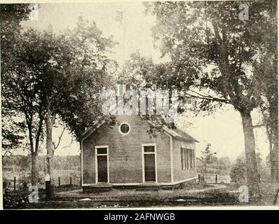 . Farmington, Connecticut, il villaggio di belle case. Antica pietra SlllOOI. miLi)i(; in m;si uisTiacT ST. SIMONS CAPPELLA.. SlIKHiL V i:sr IHSIKIi t ing è ancora utilizzato w-ith Miss Helen C.Bates istruire. Il vecchio Waterville sclmol liouse nonpiù occupati, ed è caduta rapidlyinto decadimento. .È tutto tranquillo circa il luogo,salva per un uccello occasionali nota, eil mormorio del torrente ai piedi(se la collina. Siamo alile per mostrare twointeresting le foto fatte qui yearsago, quando i boschi limitrofi rangwith le voci dei bambini felici a theirplay. Il mattone di vecchia scuola del sud, thoughstill Foto Stock