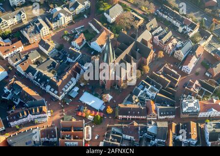 Foto aerea, San-Sixtus-Kirche, mercato, pattinaggio su ghiaccio, mercato di Natale, downtown view old town, edifici storici, Haltern am See, la zona della Ruhr, Nord Rh Foto Stock