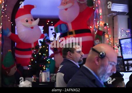 New York, NY, STATI UNITI D'AMERICA. Xvi Dec, 2019. Gli operatori lavorano sul pavimento in corrispondenza della campana di chiusura della Dow Industrial Average presso il New York Stock Exchange su dicembre 16, 2019 a New York. Credito: Bryan Smith/ZUMA filo/Alamy Live News Foto Stock