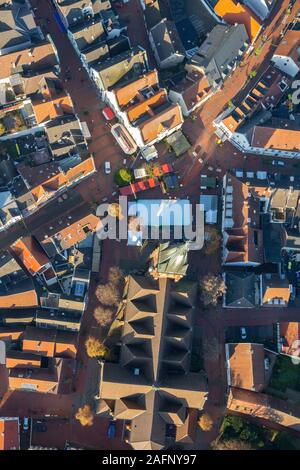 Foto aerea, San-Sixtus-Kirche, mercato, pattinaggio su ghiaccio, mercato di Natale, downtown view old town, edifici storici, Haltern am See, la zona della Ruhr, Nord Rh Foto Stock