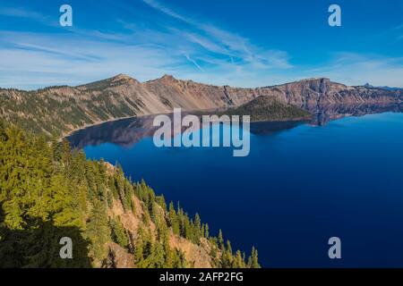 Wizard Island nel cratere del lago visto da Rim Village nel Parco nazionale di Crater Lake, Oregon, Stati Uniti d'America Foto Stock